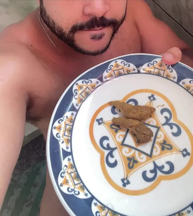 Eating straight from the source! 🐻🍽️